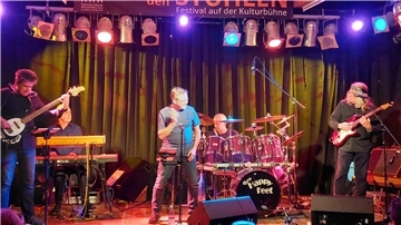 In lässiger Spielfreude nahm die Band ihre Fans mit auf eine coole Reise durch die jüngere Musikgeschichte.