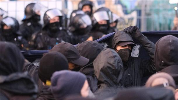 Lina E.: Polizei bereitet sich auf Großeinsatz vor In Leipzig nahmen nach der Urteilsverkündung gegen Lina E. nach Polizeiangaben rund 500 Menschen an einer Demonstration teil.