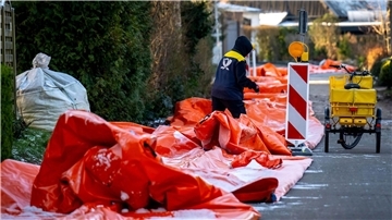 In Lilienthal wird ein mobiler Deich wieder abgebaut.