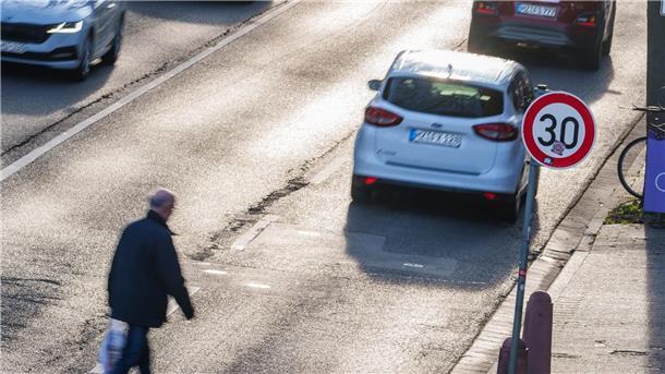 In Mainz gibt es bereits seit Mitte 2020 eine großflächige Tempo-30-Zone. Wenn es nach Umweltschützern geht, sollte in Städten durchgängig Tempo 30 gelten - für mehr Sicherheit, weniger Lärm, weniger Schadstoffe.