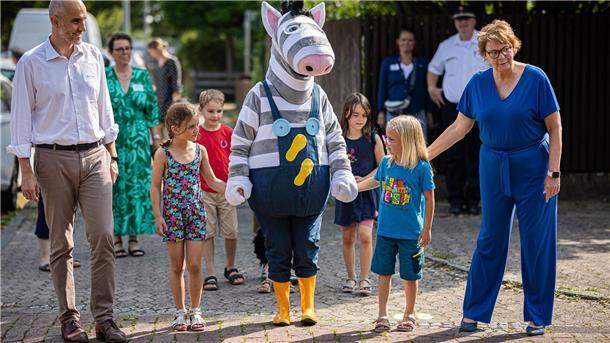 Sicher zur Schule kommen In manchen Städten gibt es zum Start eines neuen Schuljahres Aktionen für einen sicheren Schulweg.