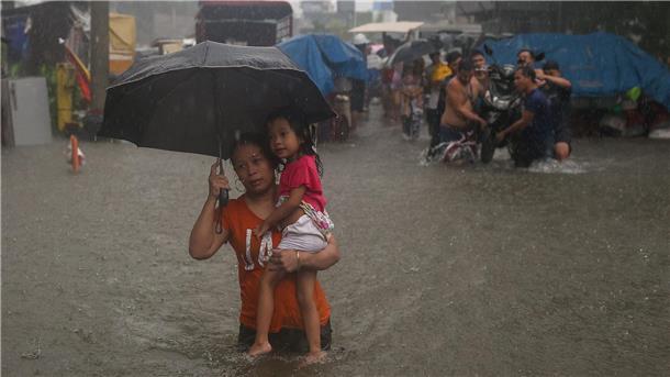 Taifun „Gaemi“: Mehr als 30 Tote auf den Philippinen In Manila standen die Wassermassen teilweise meterhoch.
