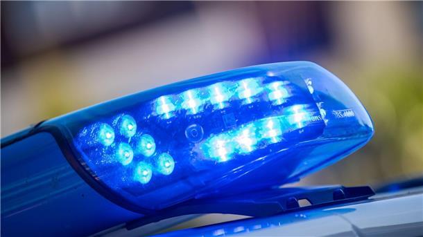 Polizist mit Messer schwer verletzt - Angreifer erschossen In Mecklenburg-Vorpommern ist ein Polizist mit einem Messer angegriffen und schwer verletzt worden.