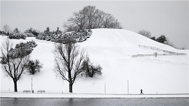Winterliche Temperaturen und Sonnenschein im ganzen Land In München liegt Schnee.