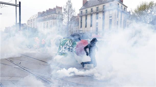 In Nantes hat die Polizei Tränengas eingesetzt.