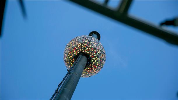 In New York findet die traditionelle Silvesterparty am Times Square statt. Beim „Ball Drop“ wird eine leuchtende Kristallkugel an einem Mast herabgelassen.