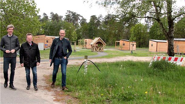 In Niedersachsen ein bisher einmaliges Projekt: Tiny-Häuser auf dem Hartmannshof (von links): Johannes König, Friedhelm Sager und Hendrik Wachowski.