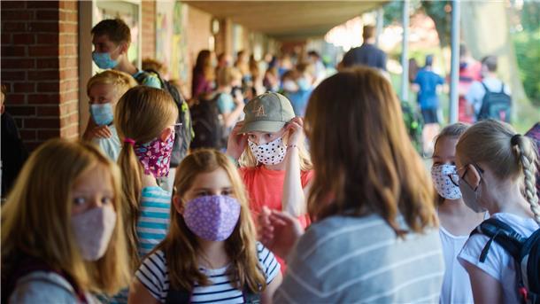 In Niedersachsen gilt eine Maskenpflicht, wenn auf Fluren oder dem Schulhof kein ausreichender Abstand eingehalten werden kann.