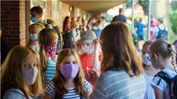 In Niedersachsen gilt eine Maskenpflicht, wenn auf Fluren oder dem Schulhof kein ausreichender Abstand eingehalten werden kann.