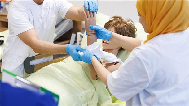 Mehr ausländische Abschlüsse in Niedersachsen anerkannt In Niedersachsen haben im vergangenen Jahr erneut mehr Menschen versucht, ihre ausländischen Abschlüsse anerkennen zu lassen. Die meisten davon aus dem Gesundheitsbereich. (Archivbild)