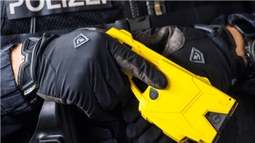 In Niedersachsen haben nur wenige Polizisten Taser als Abwehrwaffe. Andere Länder haben dagegen alle Beamten damit ausgestattet.Arnold/dpa