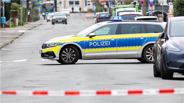 Polizei erschießt Mann nach Messer-Angriff In Nienburg in Niedersachsen ist bei einem Polizeieinsatz ein Mann tödlich verletzt worden. Eine Polizistin wurde angeschossen.