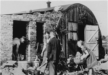 In Nissenhütten und einfachen Anbauten lebten nach dem Krieg im Jahre 1946 viele Menschen in Hannover. In Zeven waren Flüchtlinge und Vertriebene in Baracken an der Bremer Straße, Hinter der Ahe und im RAD-Lager an der Bahnhofstraße untergebracht.