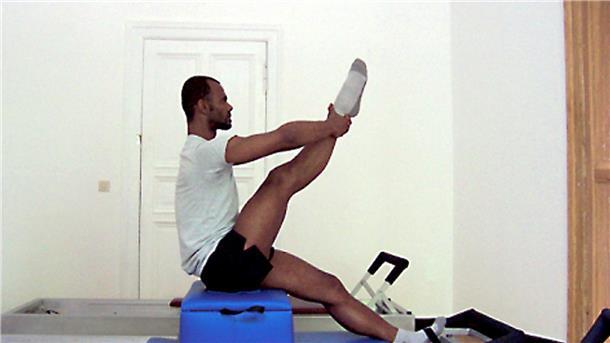 Ein Mann macht Pilates-Übungen.