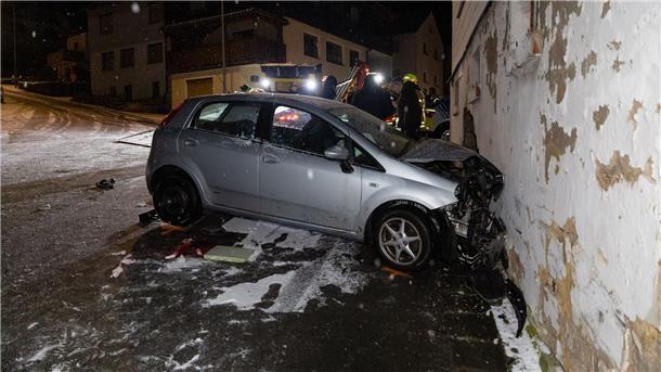 Winter sorgt für Chaos auf den Straßen - Für Sonntag ist Eisregen angekündigt In Oberfranken war dieses Auto mit solcher Wucht gegen eine Hauswand gekracht, dass das leerstehende Gebäude jetzt mit einer Stützkonstruktion gesichert werden muss.