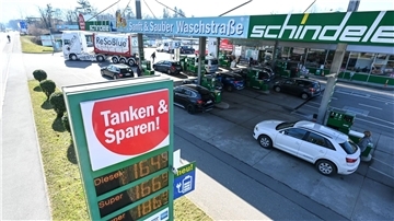 In Österreich tankt es sich in der Regel günstiger - das liegt aber nicht daran, dass die Preise nur einmal pro Tag angehoben werden dürfen. (Symbolbild)