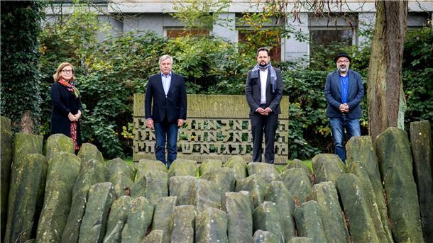 Volkstrauertag im Schatten des russischen Angriffskriegs In Oldenburg stehen Politiker neben einem Mahnmal für die Opfer des Nationalsozialismus.