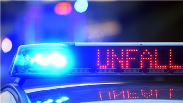Blaulicht der Polizei und das Wort "Unfall". 
