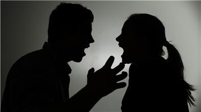 Die Schatten einer Frau und eines Mannes.