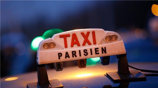 Taxifahrer in Paris rechnet hundertfachen Tarif ab In Paris hat ein Taxifahrer zahlreiche Touristen übers Ohr gehauen.