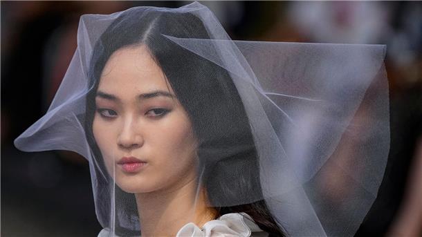 In Paris zeigt Chanel seine neue Haute-Couture-Kollektion für den kommenden Herbst/Winter.