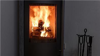 In Räumen mit einem Kamin oder Ofen sollte übrigens ein Kohlenmonoxid-Melder stehen.