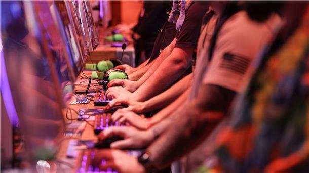 Gekommen, um zu spielen In Reihen wird auf der Gamescom nebeneinander gespielt.