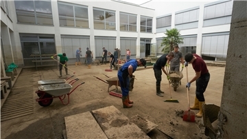 In Rheinland-Pfalz hat die Schule bereits begonnen - doch nicht jedes Schulgebäude ist wieder vollständig hergerichtet, auch wenn freiwillige Helfer, wie hier in einer Realschule in Bad Neuenahr, in den vergangenen Wochen alles dafür taten.