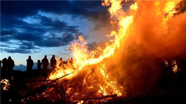 In Rodenkirchen standen die Leute gern am Osterfeuer. 