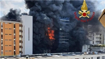 In Rom ist in einem mehrstöckigem Wohngebäude ein großes Feuer ausgebrochen.