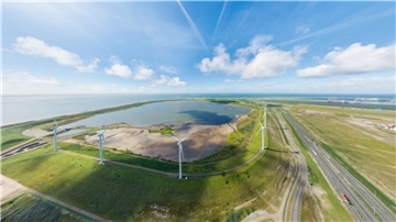 Deich umschließt Wasserflächen