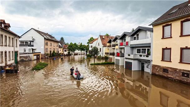 Hochwasser im Südwesten - Aufräumen und abwarten In Saarbrücken, nur rund 15 Autominuten vom hier gezeigten Kleinblittersdorf entfernt, forderte die Hochwasserlage ein Todesopfer.