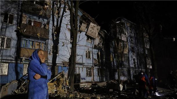 In Saporischschja soll in der Nacht ein fünfstöckiges Wohnhaus von einer russischen Rakete getroffen worden sein.