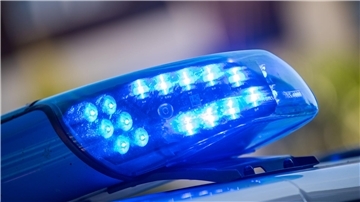  Ein Blaulicht ist auf dem Dach eines Polizeifahrzeugs zu sehen. 