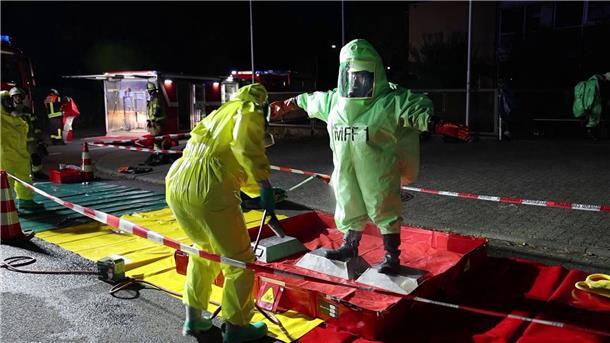 Behörden geben Entwarnung nach Chemieunfall In Schutzausrüstung waren Einsatzkräfte vor Ort.