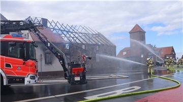 Die Feuerwehr bei Löscharbeiten. In Schweiburg in der Gemeinde Jade ist am Mittwoch ein Großfeuer ausgebrochen.
