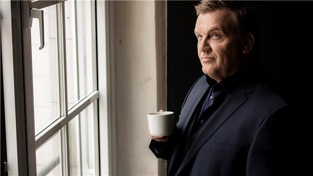 Hape Kerkeling trinkt einen Kaffee am Fenster.