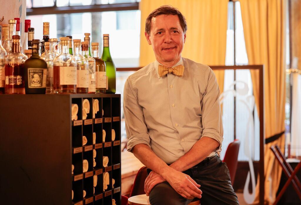 In seinem Restaurant hat Vincent Moissonnier nach französischer Sitte auch einen Schrank, in dem Stammgäste ihre Serviette in einem Fach deponieren können. 