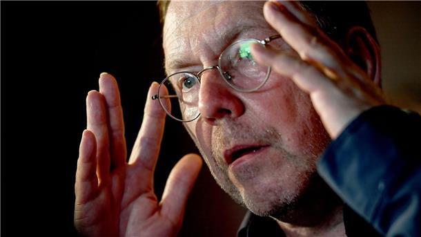 Volksbühnen-Intendant René Pollesch gestorben In seinen Stücken gab es oft weder geradlinige Handlungen noch klassische Figuren.
