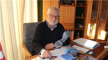 In seiner neuesten Erzählung „Der Filzmoos Krug“ bleibt Uwe Lenz seiner Art treu, Realität und Dichtung unmittelbar miteinander zu verflechten.
