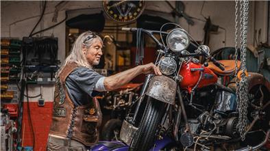 Der Harley-Doktor von Bremerhaven: Besuch in einer Kult-Werkstatt Gerd Strubbe in seiner Werkstatt