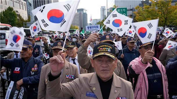 In Seoul protestieren Veteranen gegen die Stationierung nordkoreanischer Truppen in Russland. (Archivbild)