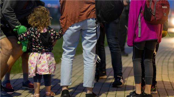 In Sicherheit: Diese Familie mit vier Kindern ist mit dem zweiten Transportflugzeug der Bundeswehr nach Deutschland gekommen.