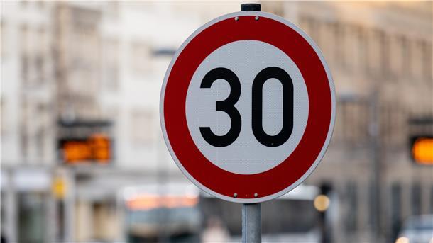 Das Foto zeigt ein Tempo-30-Schild. 
