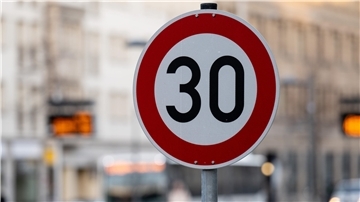 Das Foto zeigt ein Tempo-30-Schild. 