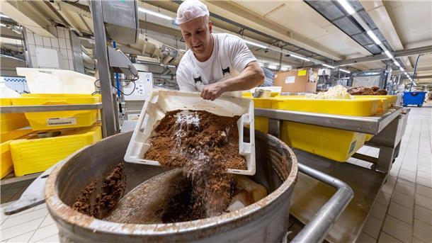 Im Hochsommer für Weihnachten backen In so einem großen Bottich wird Teig für Lebkuchen gemischt.