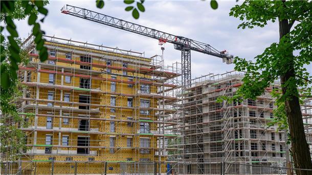 In Städten müssen Sozialwohnungen gebaut werden, die sich auch Leute mit wenig Geld leisten können.