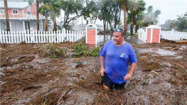 Hurrikan „Idalia“ trifft Florida In Steinhatchee ist der Steinhatchee River über die Ufer getreten ist.