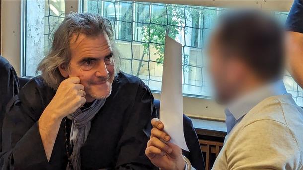 Polizei ermittelt in mehreren Städten zu Sprachtest-Betrug In Stuttgart standen 2024 insgesamt drei Brüder wegen Hunderter gefälschter Sprach- und Einbürgerungstests vor Gericht. Der erste Prozess betraf zwei Brüder. Der dritte Bruder hatte sich zunächst ins Ausland abgesetzt und wurde vom Landgericht Stuttgart später verurteilt. (Archivfoto)