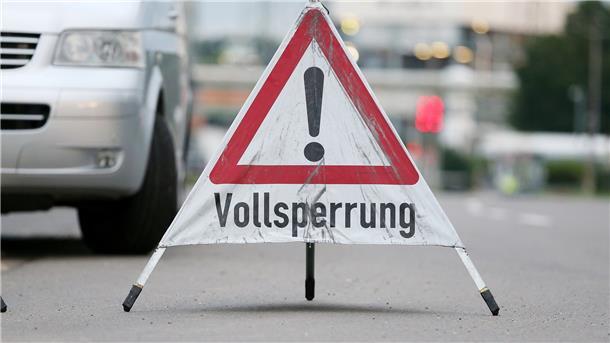 Ein Warndreieck mit dem Aufschrift "Vollsperrung" steht im Einfahrtsbereich zum Leverkusener Chempark